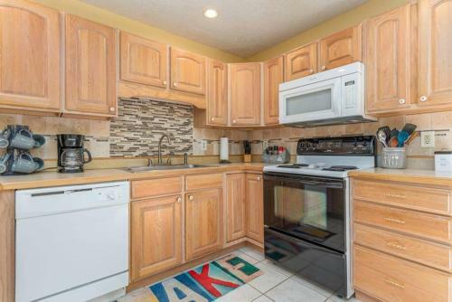 New! Townhouse Close To Rumbling Bald Amenities!