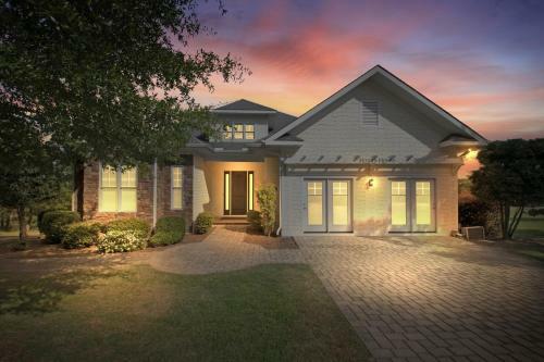 Spacious Home With 4 Master Suites In Quiet Community Home