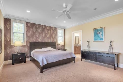 Spacious Home With 4 Master Suites In Quiet Community Home