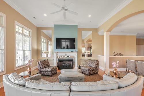 Spacious Home With 4 Master Suites In Quiet Community Home