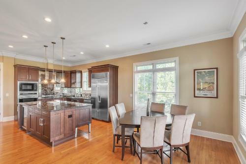 Spacious Home With 4 Master Suites In Quiet Community Home