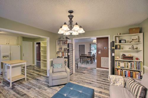 Greenville Cottage With Private Backyard And Deck