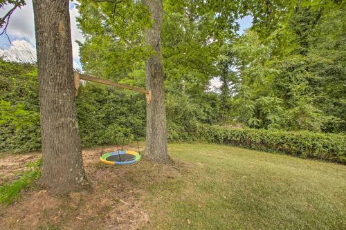 Greenville Cottage With Private Backyard And Deck