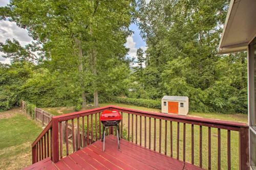 Greenville Cottage With Private Backyard And Deck