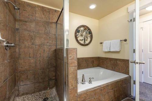 Apartamento Beautifully Updated Pc Condo W Pool, Hot Tub, Gym!