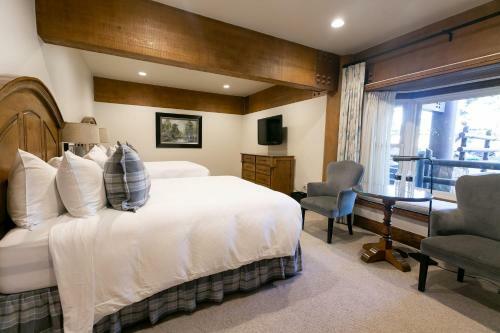 Deluxe Two Queen Room Hotel Room