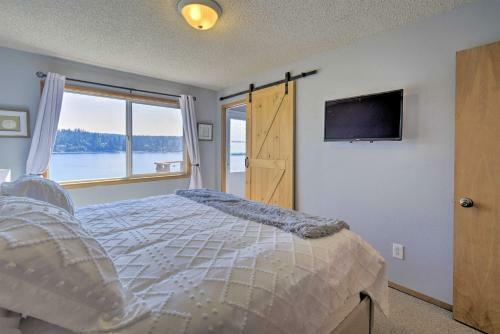 Waterfront Gig Harbor Home With Furnished Deck