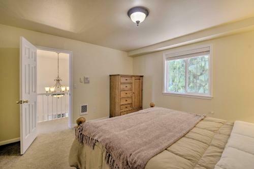 Coastal Port Orchard Retreat With Beach Access!