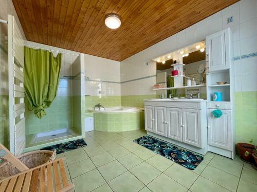 G�te Saint-germain-laprade, 4 Pi�ces, 5 Personnes - Fr-1-582-349