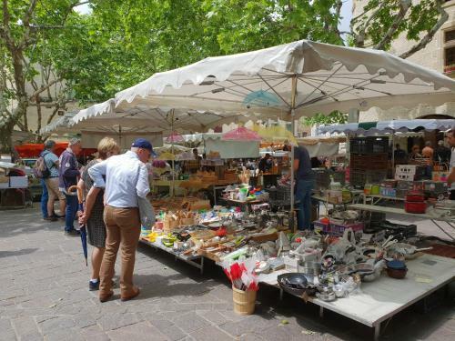 Chez Leonce A Deux