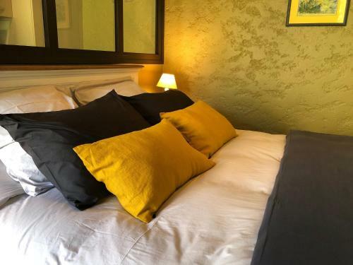 Hostal Le Prieur� De Bazainville