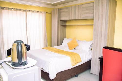 Hostal Phomolong Guest House Soweto