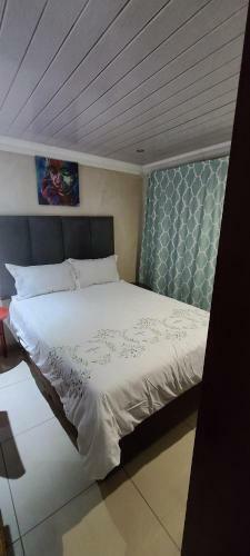 Hostal Phomolong Guest House Soweto