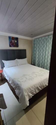 Hostal Phomolong Guest House Soweto