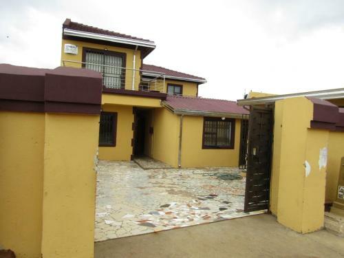 Hostal Phomolong Guest House Soweto