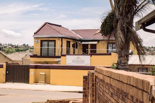 Hostal Phomolong Guest House Soweto