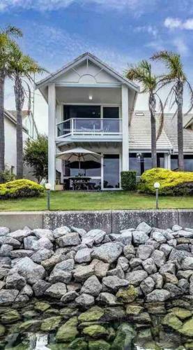 Villa The Blacklighters-waterfront Retreat