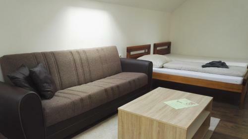 Hostal Ubytov�n� V Soukrom� Opolany U Pod?brad