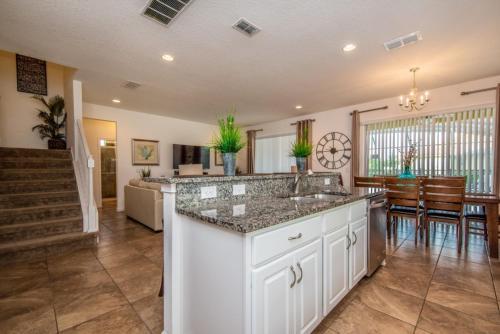 Desirable Solterra - 6 Bdm With Pool Spa Villa