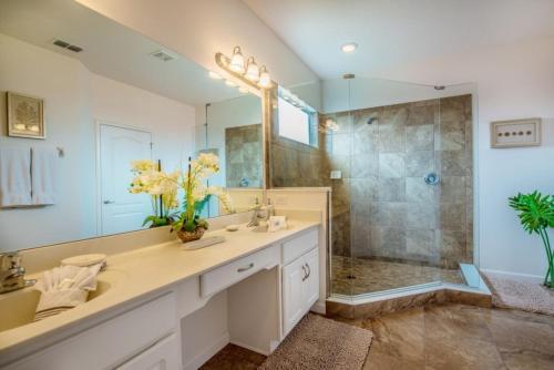 Desirable Solterra - 6 Bdm With Pool Spa Villa
