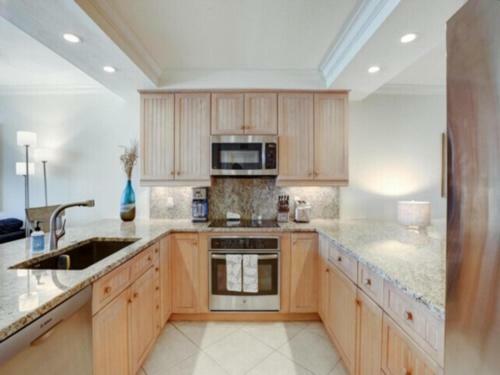 Apartamento Beachfront Condo With Pool