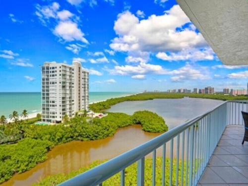 Apartamento Beachfront Condo With Pool