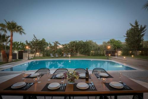 Gregory's Luxury Villa In Chania-70m2 Pool-2000m2 Garden And Plot