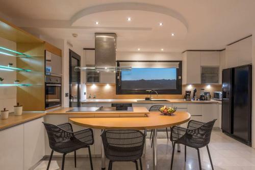 Gregory's Luxury Villa In Chania-70m2 Pool-2000m2 Garden And Plot
