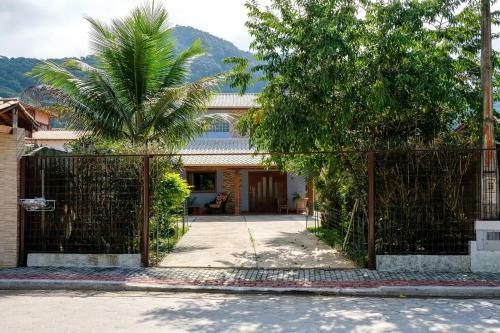 Casa Linda E Espa�osa Com Ar - 50 Mts Da Praia