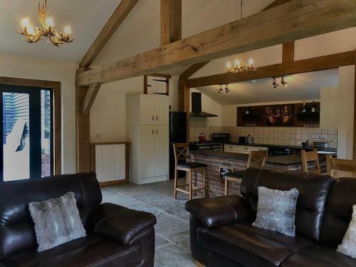 Trelaske Mill Cider Barn-with Hot Tub, Fire Pit Bbq