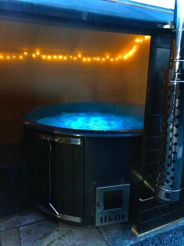 Trelaske Mill Cider Barn-with Hot Tub, Fire Pit Bbq