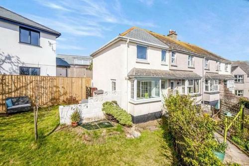 Sunrise! ~ 2 Bedrooms, Garden, Parking, Sea Views