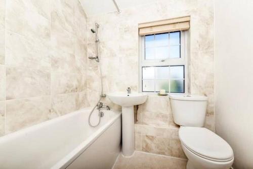 Sunrise! ~ 2 Bedrooms, Garden, Parking, Sea Views