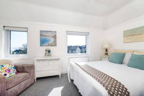 Sunrise! ~ 2 Bedrooms, Garden, Parking, Sea Views