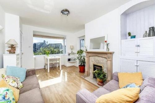 Sunrise! ~ 2 Bedrooms, Garden, Parking, Sea Views