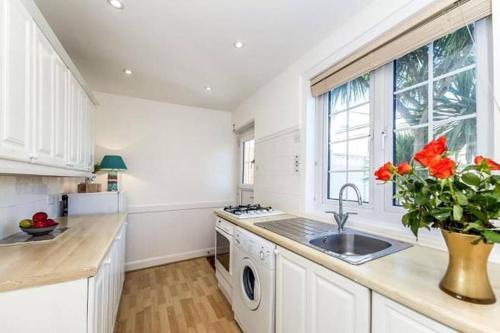 Sunrise! ~ 2 Bedrooms, Garden, Parking, Sea Views