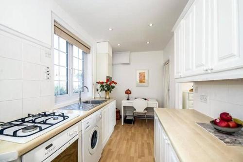 Sunrise! ~ 2 Bedrooms, Garden, Parking, Sea Views