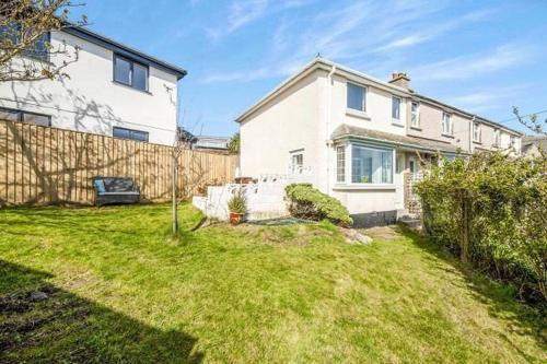Sunrise! ~ 2 Bedrooms, Garden, Parking, Sea Views