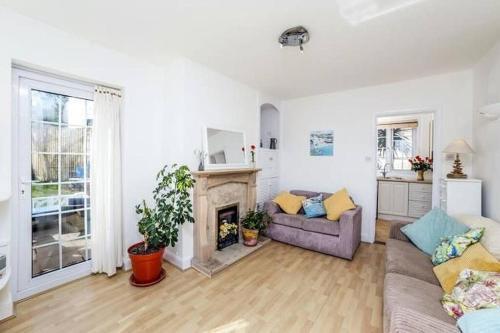Sunrise! ~ 2 Bedrooms, Garden, Parking, Sea Views