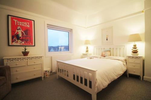 Sunrise! ~ 2 Bedrooms, Garden, Parking, Sea Views