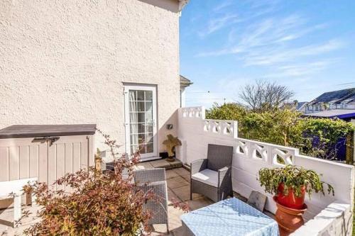 Sunrise! ~ 2 Bedrooms, Garden, Parking, Sea Views
