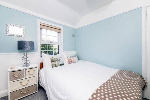 Sunrise! ~ 2 Bedrooms, Garden, Parking, Sea Views