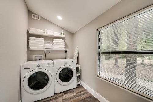 Little D Bnb - Modernized 3 Bedroom 2 Bath Getaway