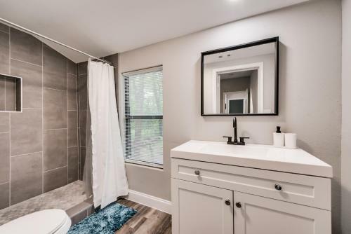 Little D Bnb - Modernized 3 Bedroom 2 Bath Getaway
