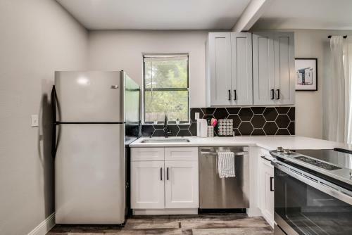 Little D Bnb - Modernized 3 Bedroom 2 Bath Getaway