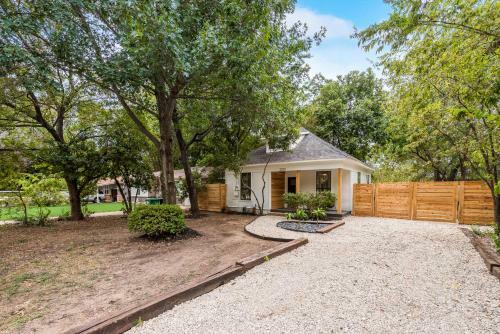 Little D Bnb - Modernized 3 Bedroom 2 Bath Getaway