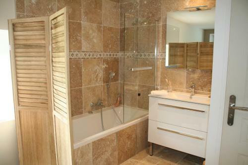 Hostal Les Chambres D'h�tes De La Croix Bleue