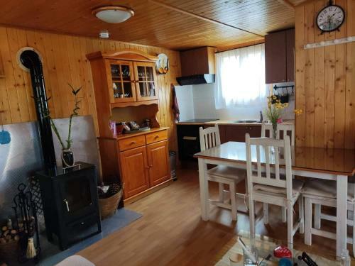Caba�a De Madera Especial Y Acogedora