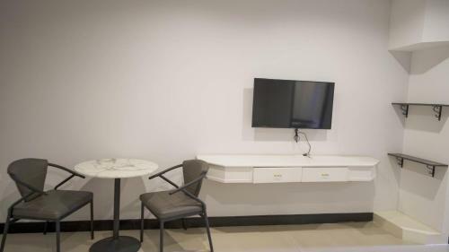 Hotel Roomquest Nichada Isb International