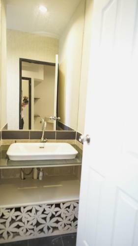 Hotel Roomquest Nichada Isb International